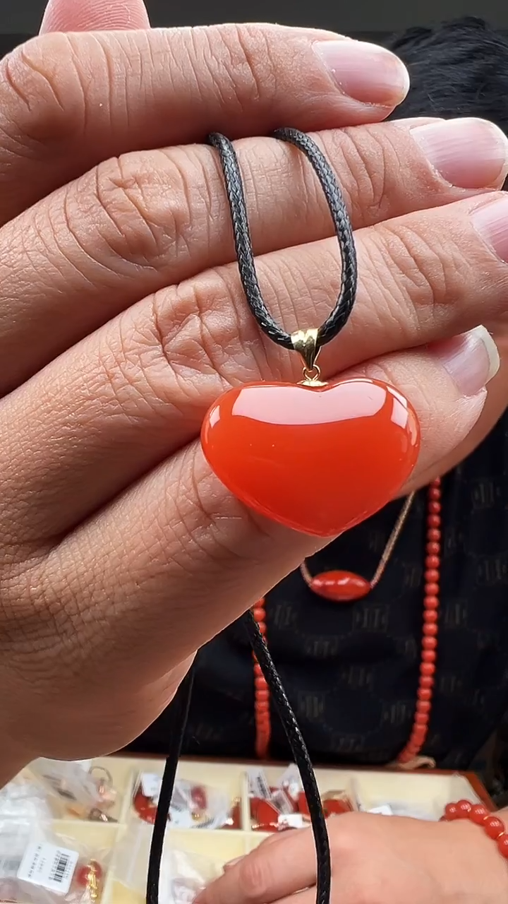 18K金镶嵌吊坠南红玛瑙云南保山桃心吊坠18k