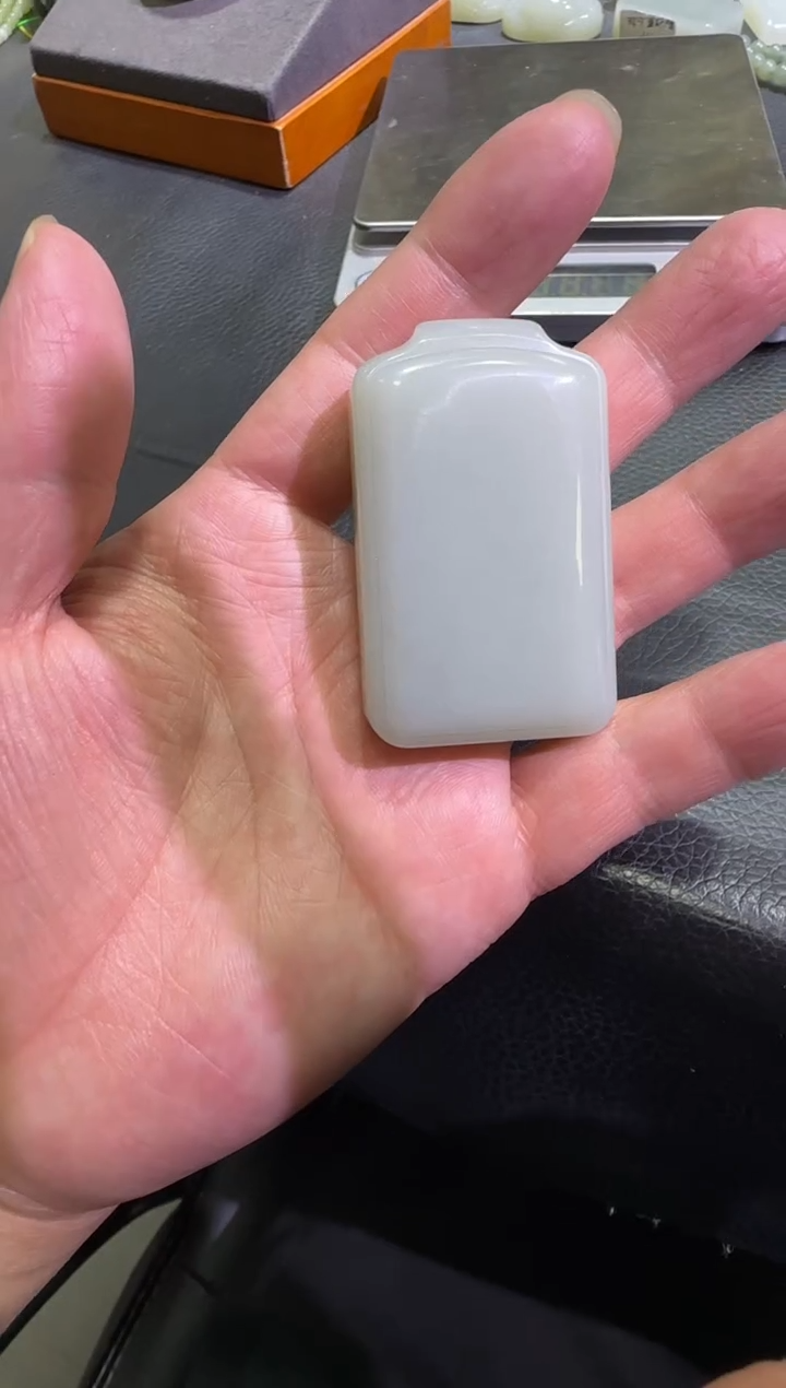 吊坠(赠链)未镶嵌和田玉近矿高清白牌子（产地直发）