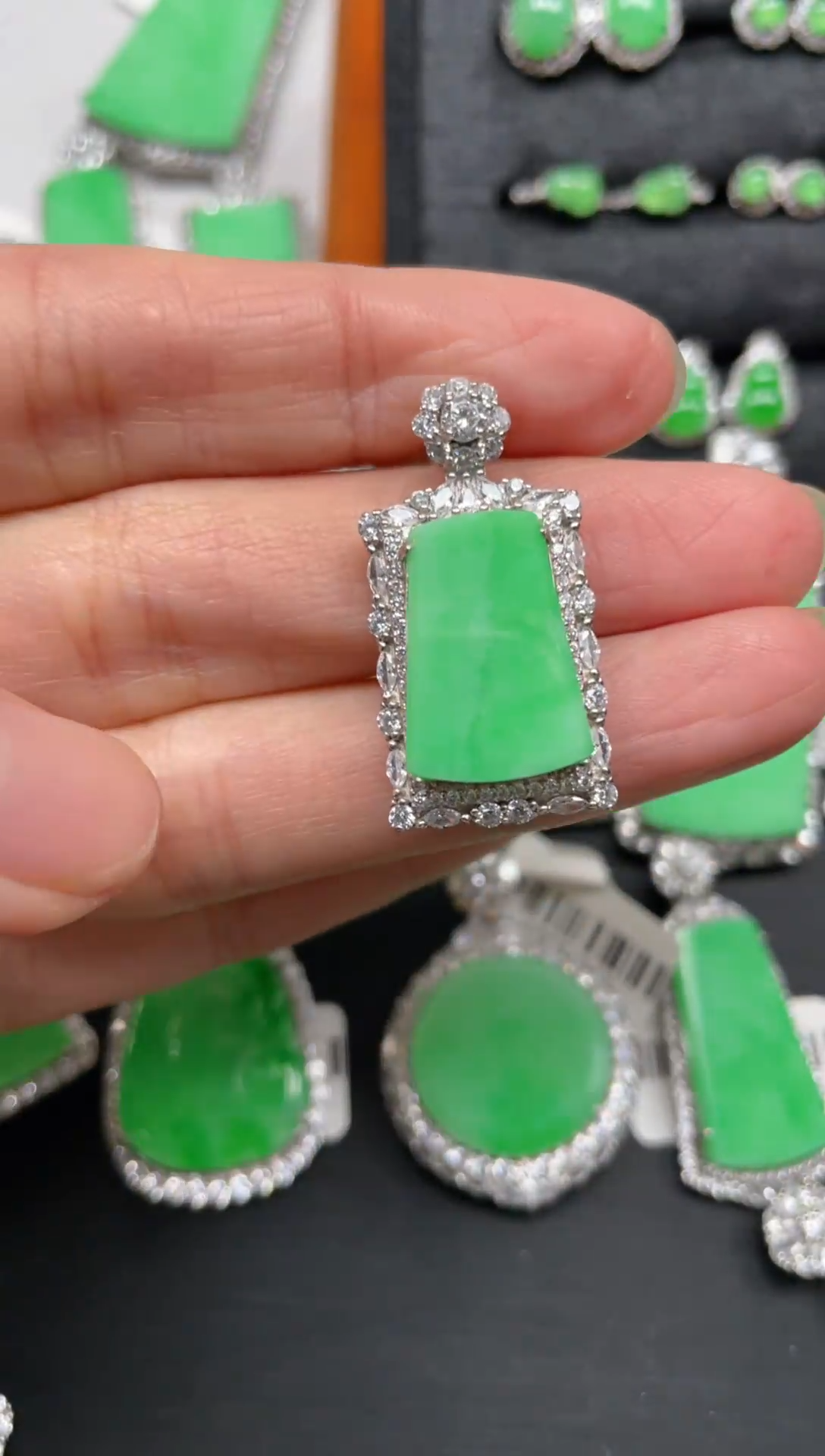 【闪购商品】翡翠吊坠(赠链)银S925镶嵌翡翠