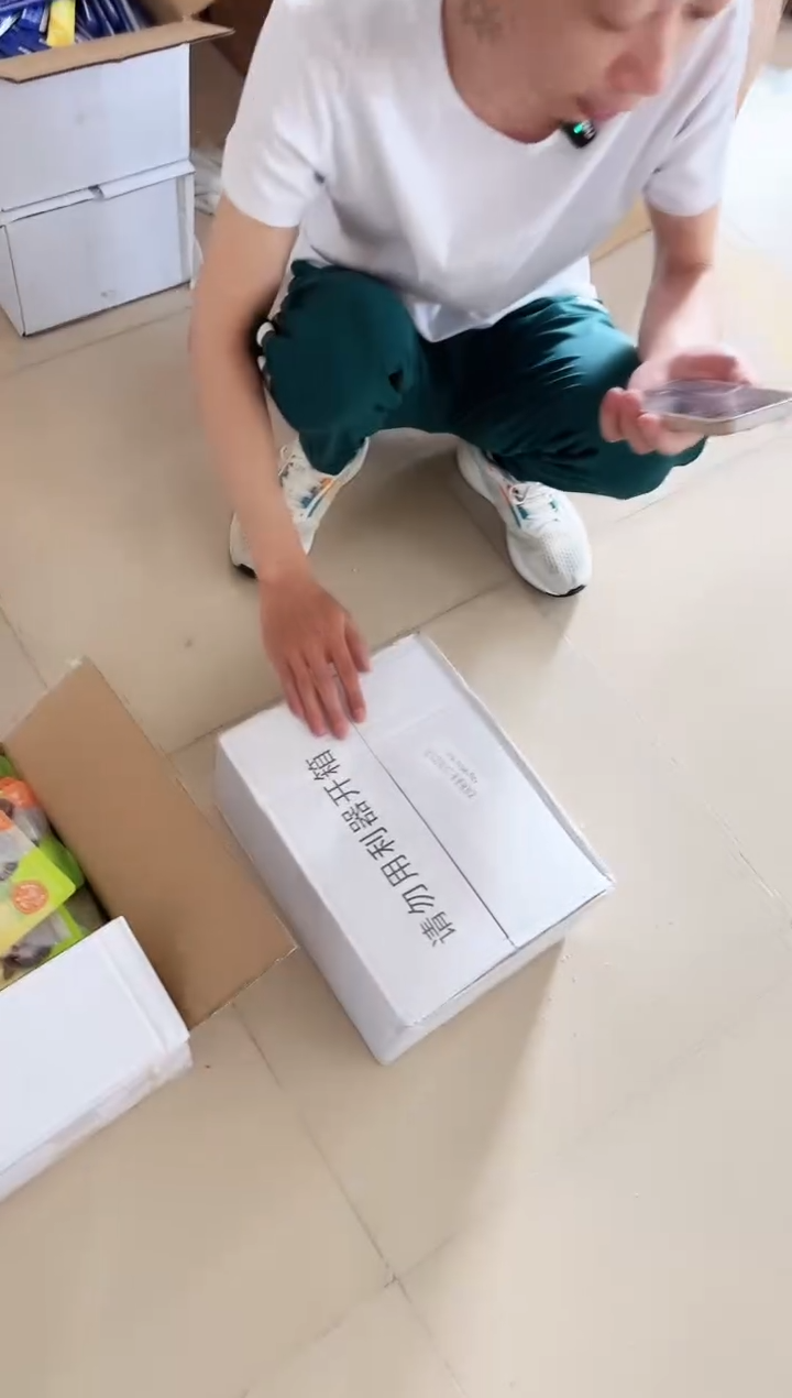 猫条福利抢购一大箱子80包