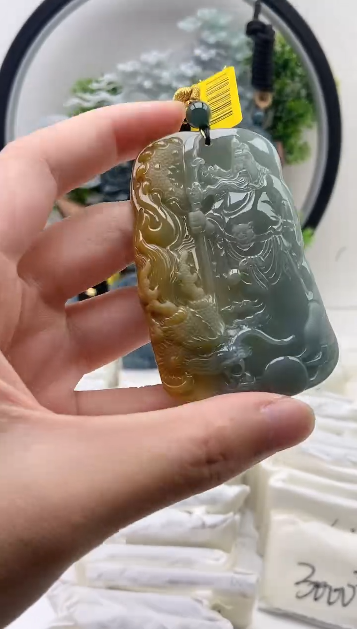 翡翠未镶嵌颈饰关公