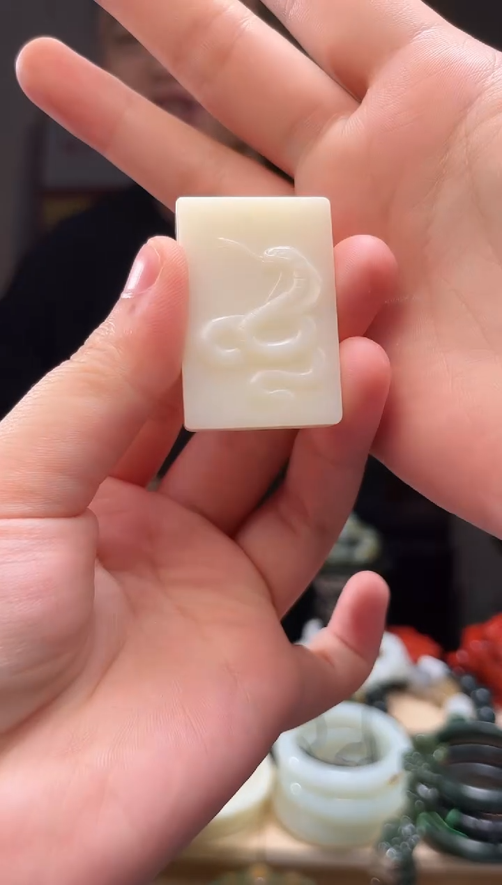 颈饰未镶嵌和田玉吊坠