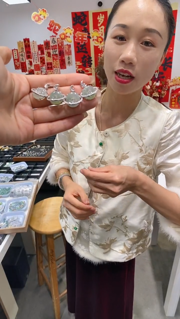 【闪购商品】翡翠吊坠(不含链)未镶嵌快乐星球