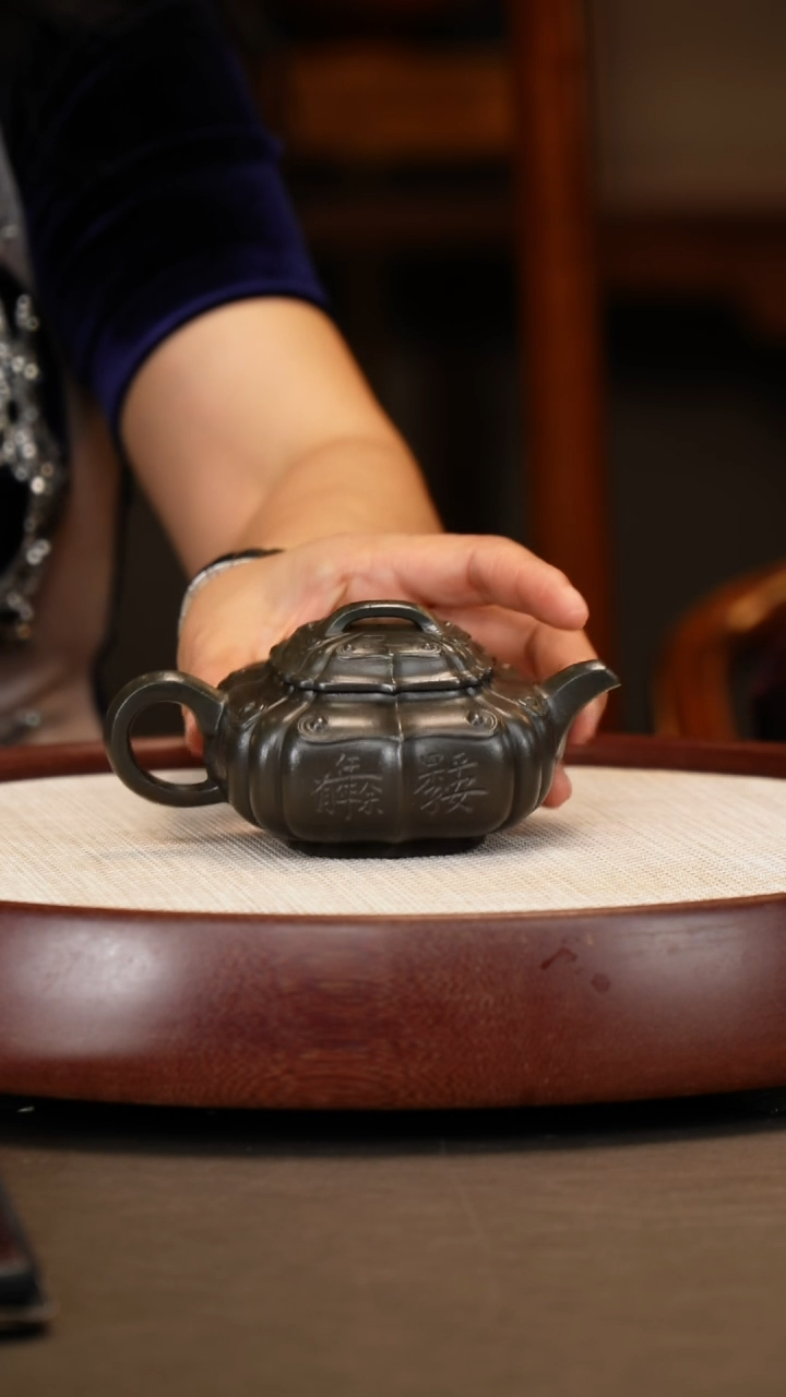 【闪购商品】紫砂茶壶【朱持平】老墨绿四方筋纹如意 160CC