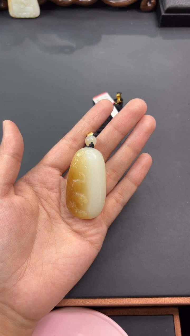 【闪购商品】和田玉吊坠(赠链)未镶嵌且末金山微色差吊坠