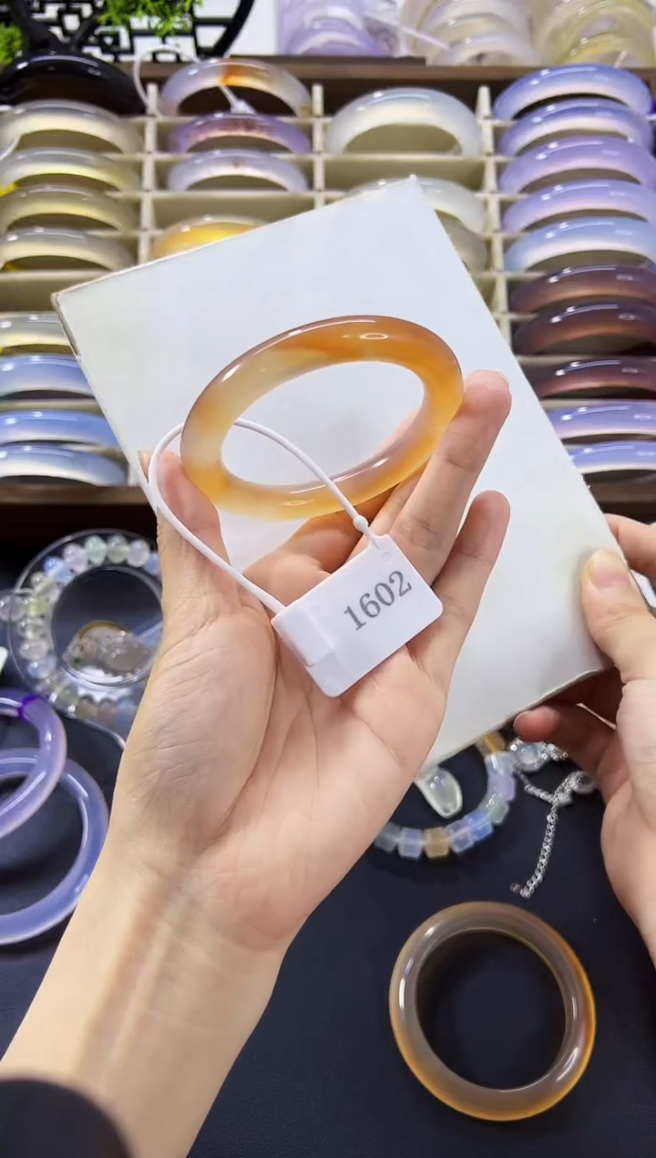 玛瑙/玉髓手镯未镶嵌七***a54.7-10.2-10.2-1602