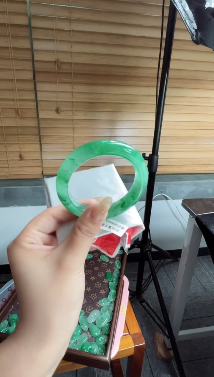 未镶嵌手镯（开口镯）石英质玉（非洲翠）手镯26.880