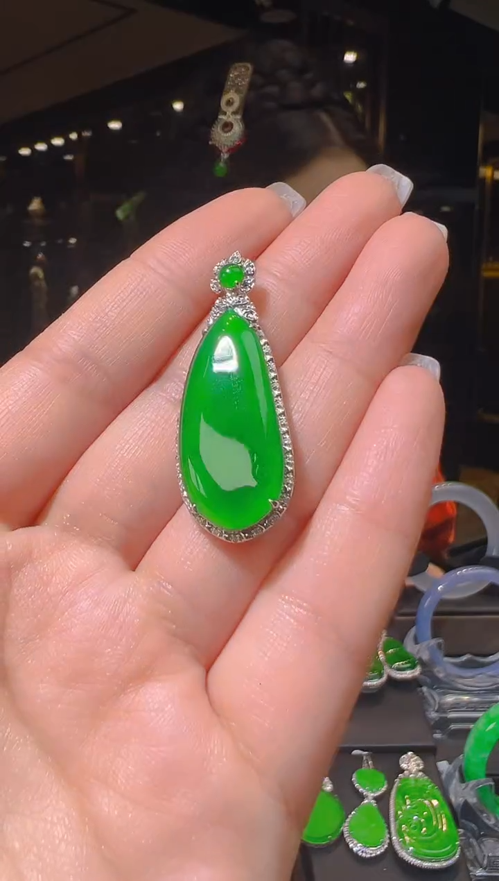 【闪购商品】翡翠吊坠(赠链)18K金镶嵌054     