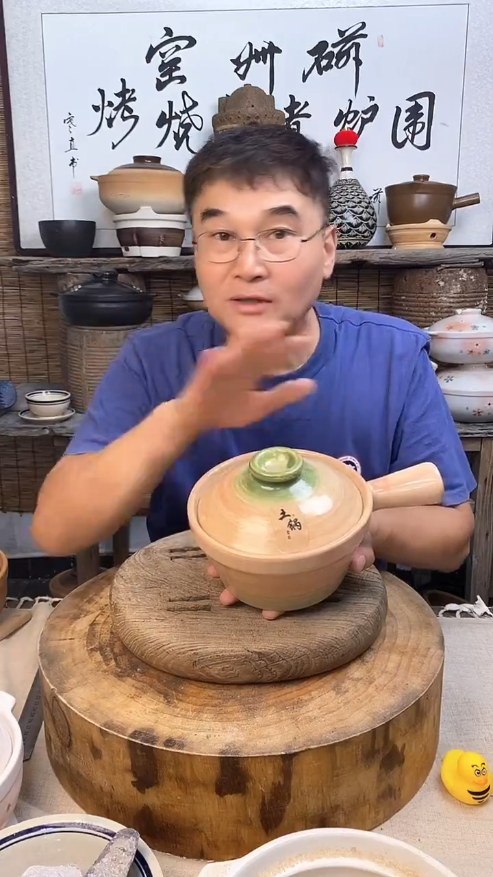 土陶粉色限定单柄砂锅（口径18cm)