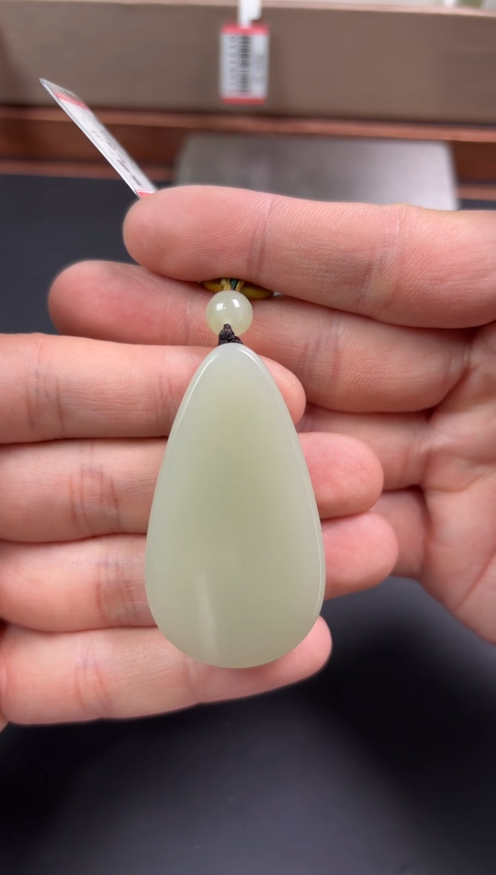 【闪购商品】和田玉吊坠(赠链)未镶嵌且末微色差迪克兰吊坠