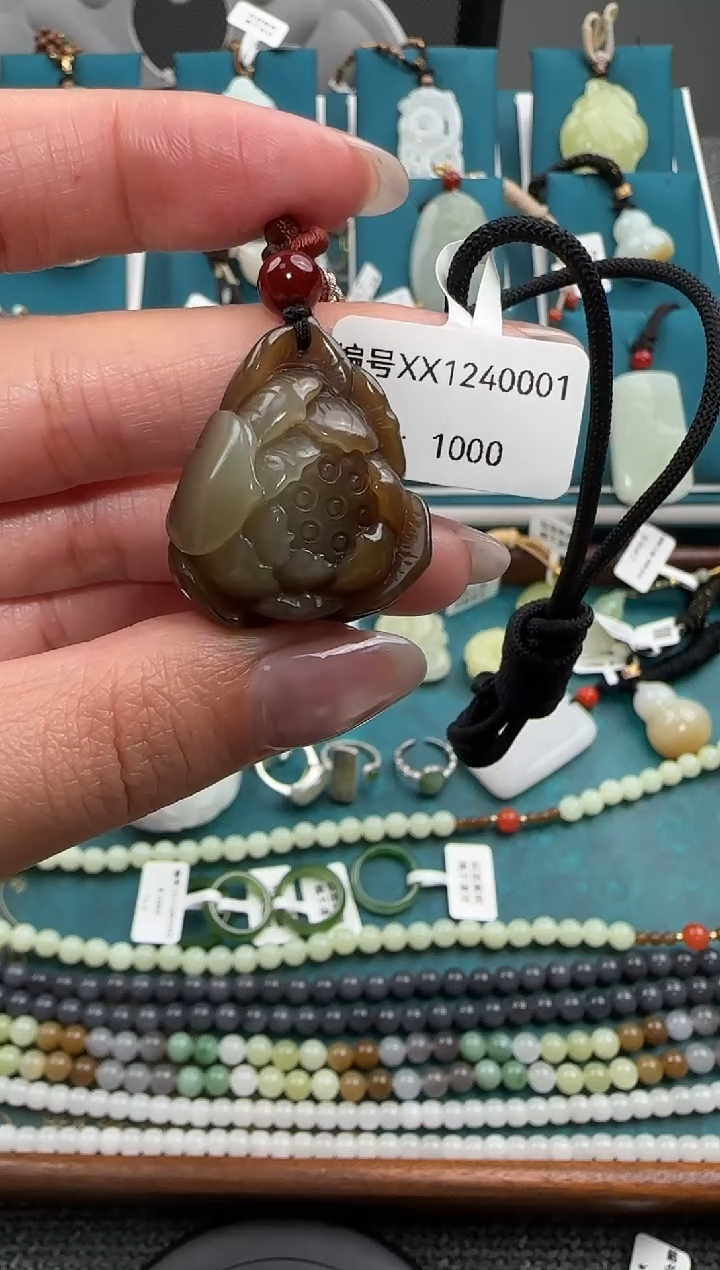 颈饰未镶嵌和田玉吊坠 XX