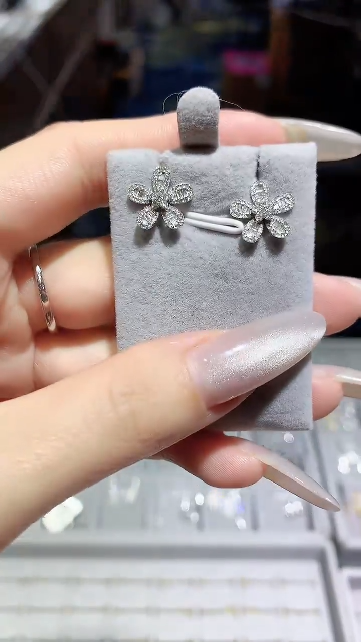 【闪购商品】钻石耳饰18K金镶嵌耳饰