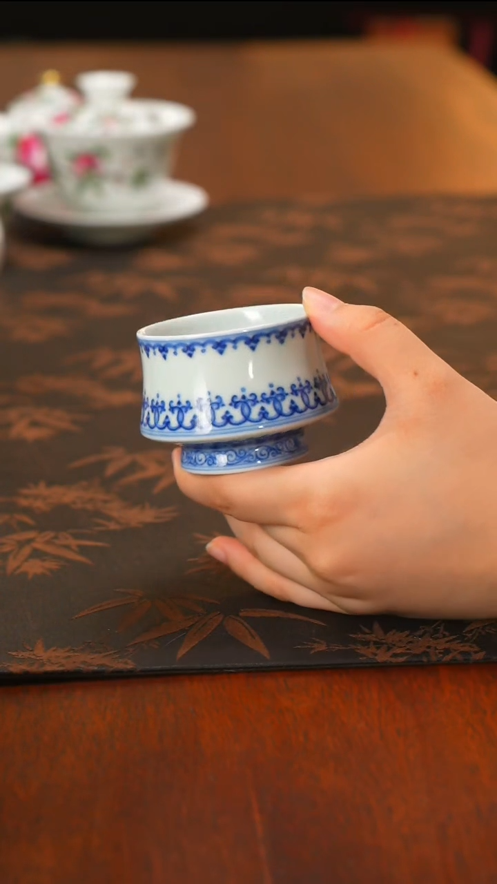 守藏窑青花如意宝相马蹄杯