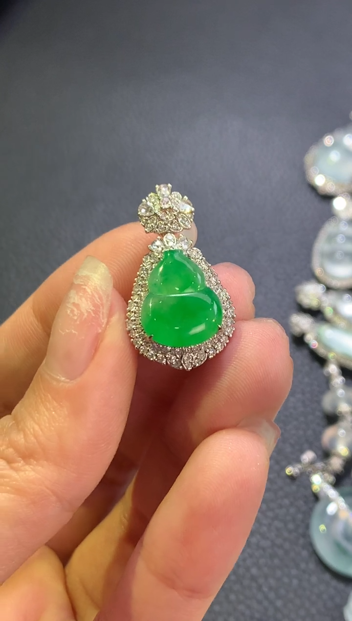 【闪购商品】翡翠颈饰18K金镶嵌绿葫芦