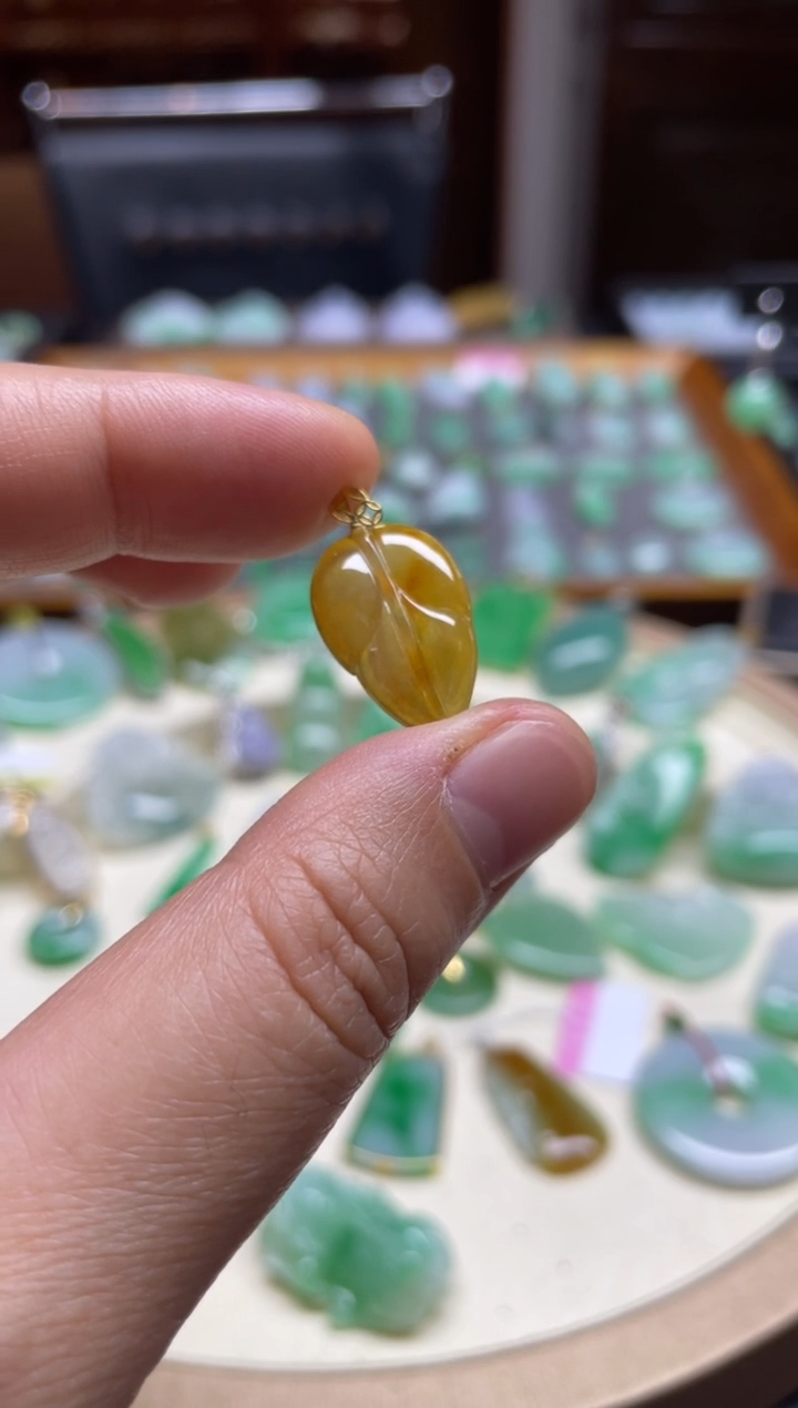 【闪购商品】翡翠18K金镶嵌颈饰叶子