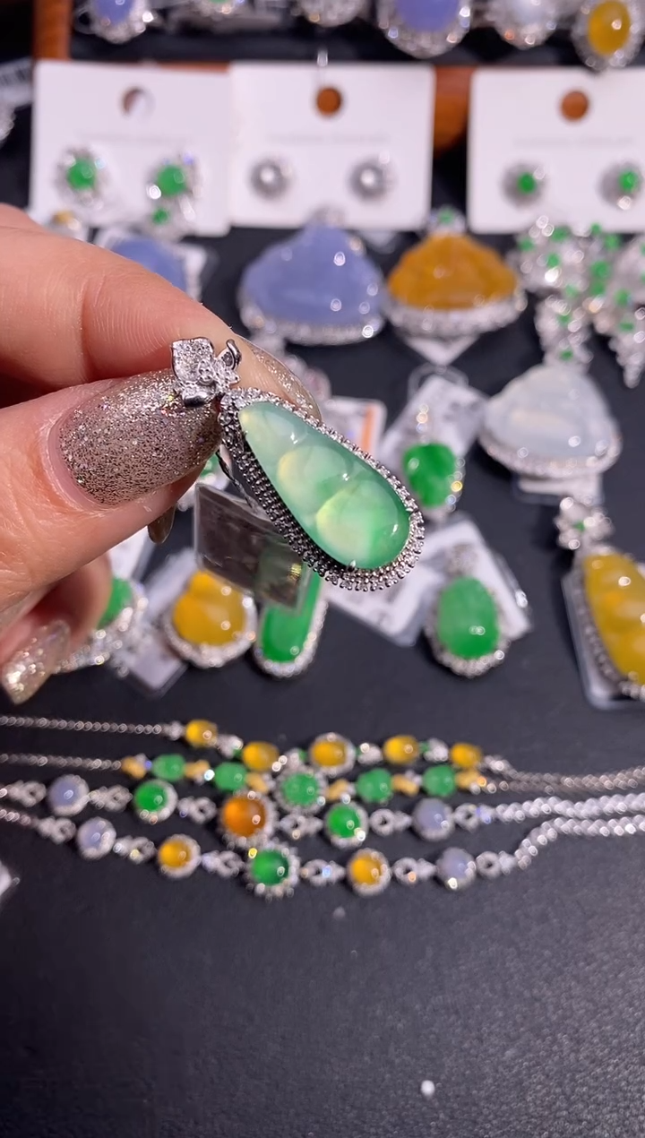 【闪购商品】翡翠颈饰18K金镶嵌吊坠