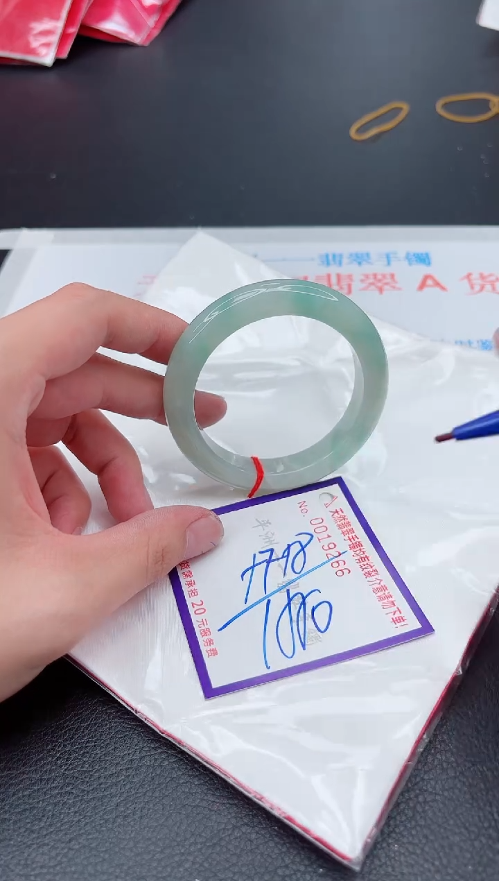 翡翠手镯未镶嵌1