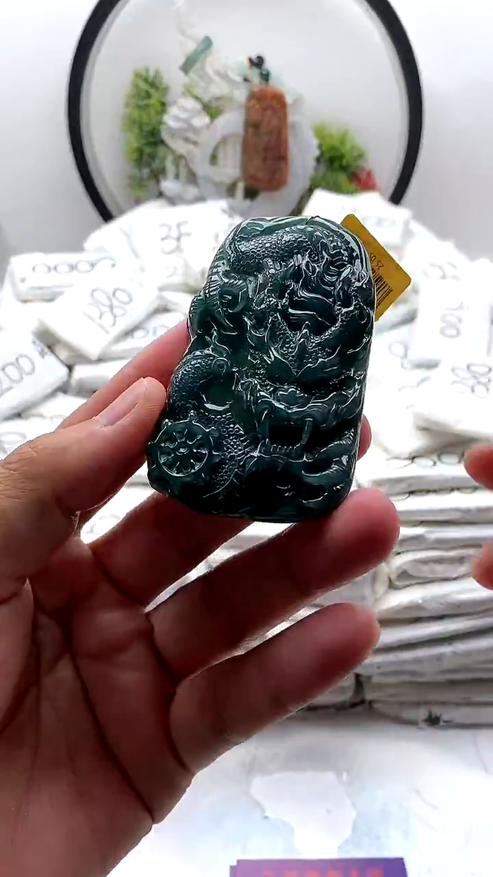 翡翠未镶嵌颈饰龙牌