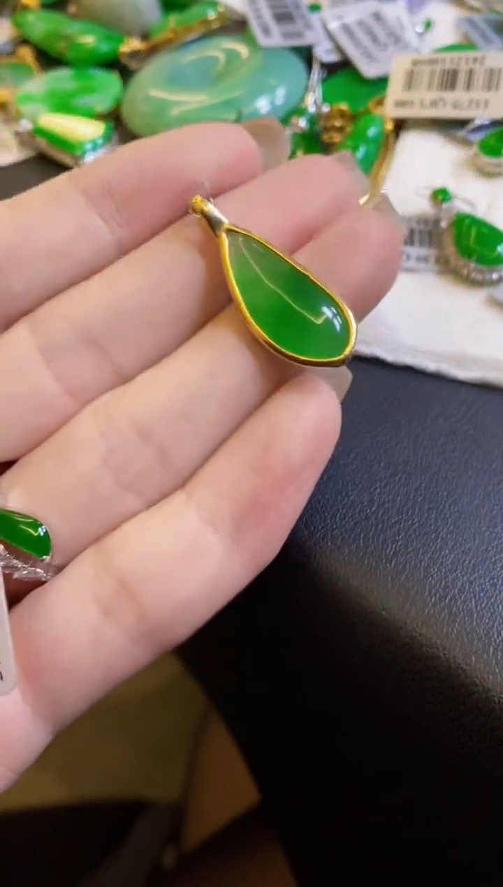 【闪购商品】翡翠颈饰18K金镶嵌瓜