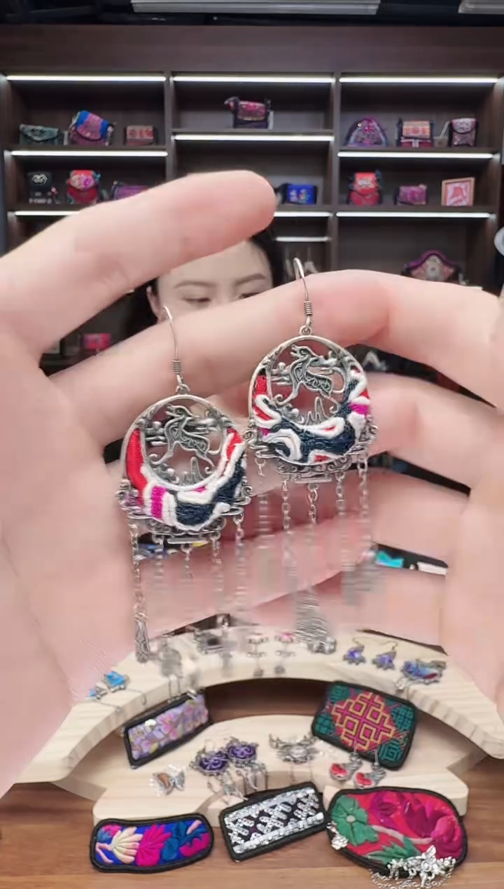 织绣17蒙阿苏苗绣传承店