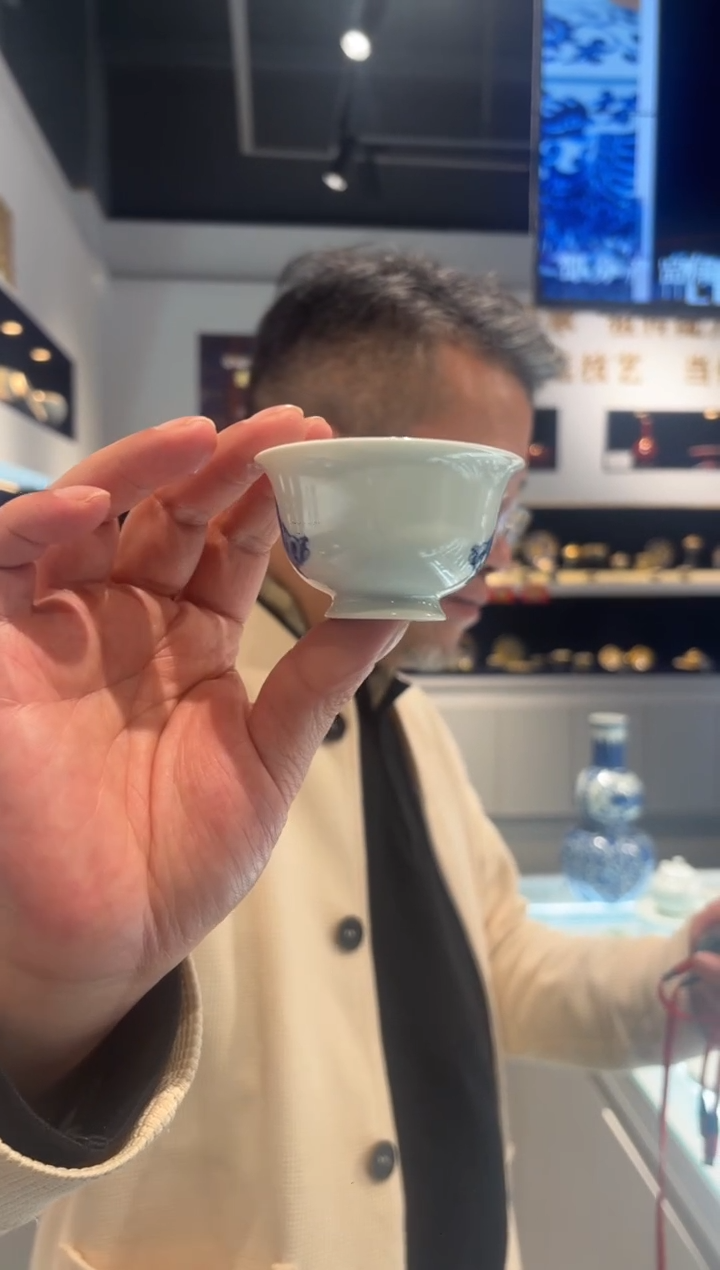 堂钟正窑陶瓷青花鲑鱼杯