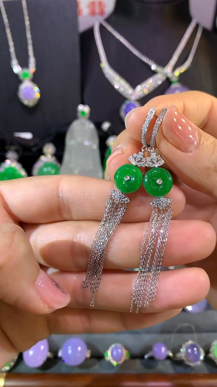 18K金镶嵌翡翠耳饰耳包