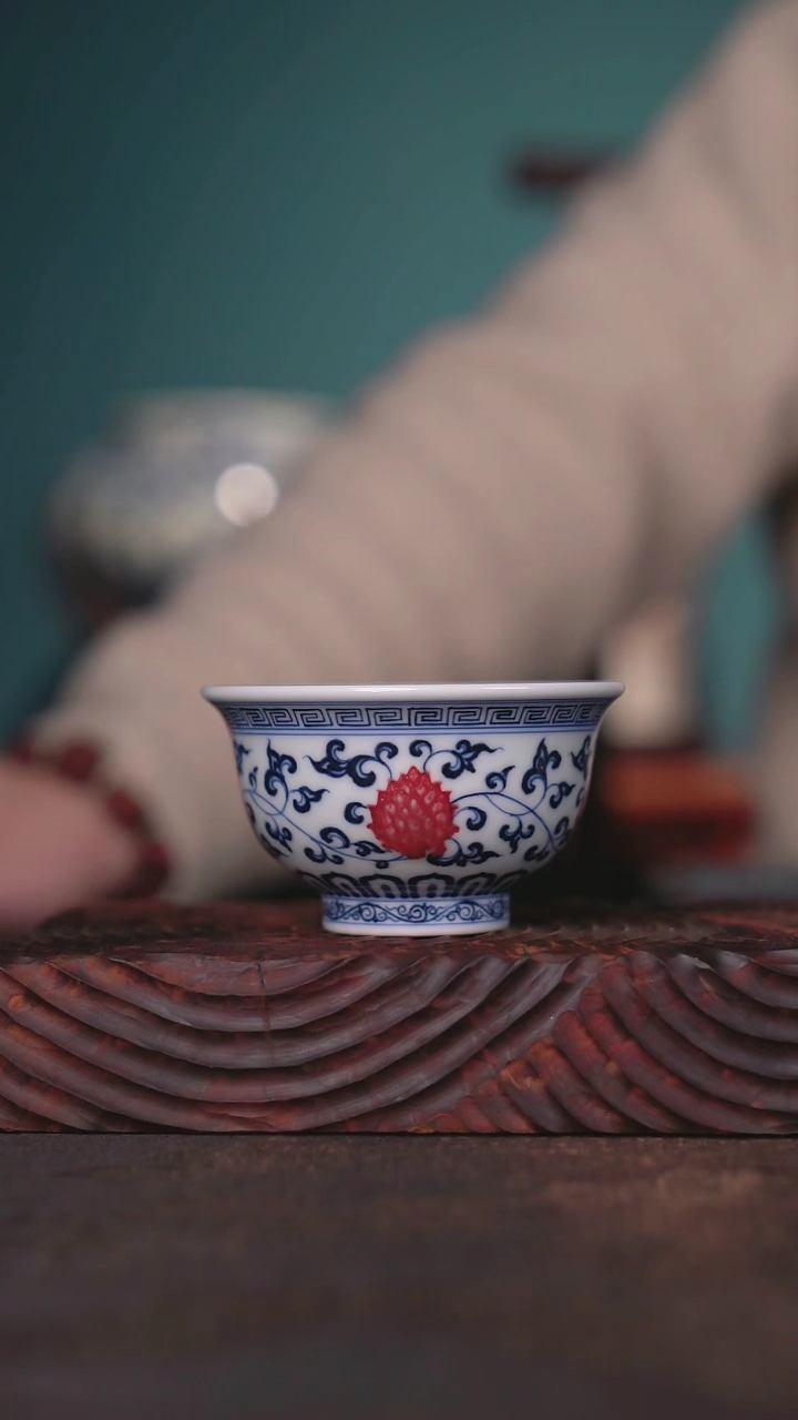 【闪购商品】阳春白雪釉里缠枝莲小压手