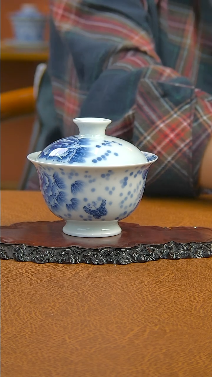 景德镇手工青花牡丹盖碗