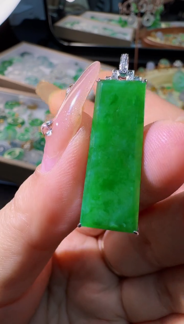 【闪购商品】翡翠颈饰18K金镶嵌缅甸翡翠A货吊坠