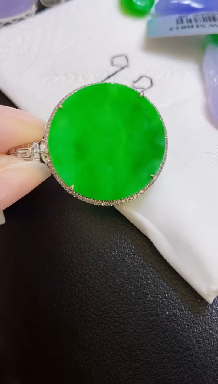 颈饰18K金镶嵌翡翠圆牌