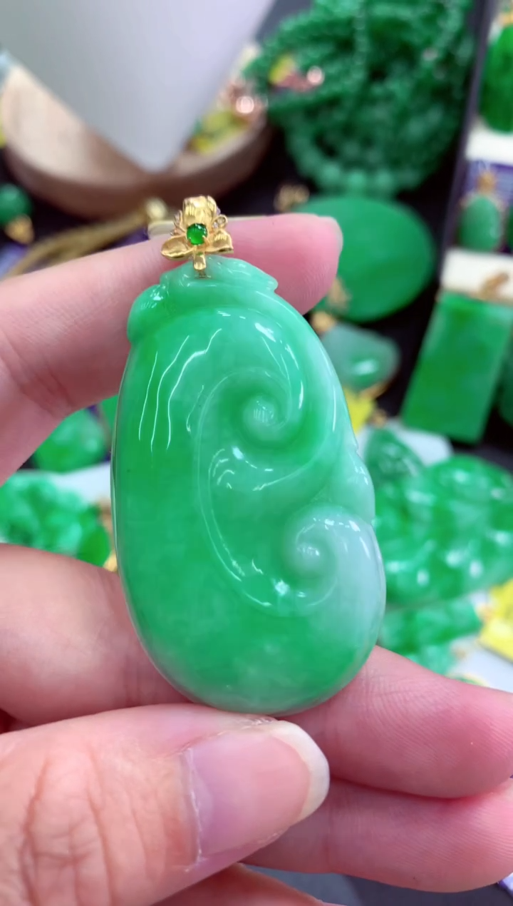 颈饰18K金镶嵌翡翠挂件