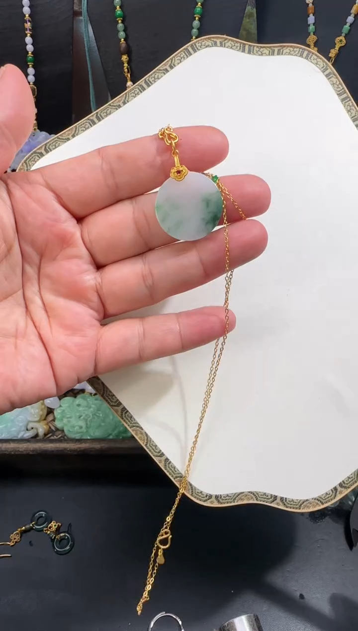 【闪购商品】翡翠未镶嵌颈饰拍照