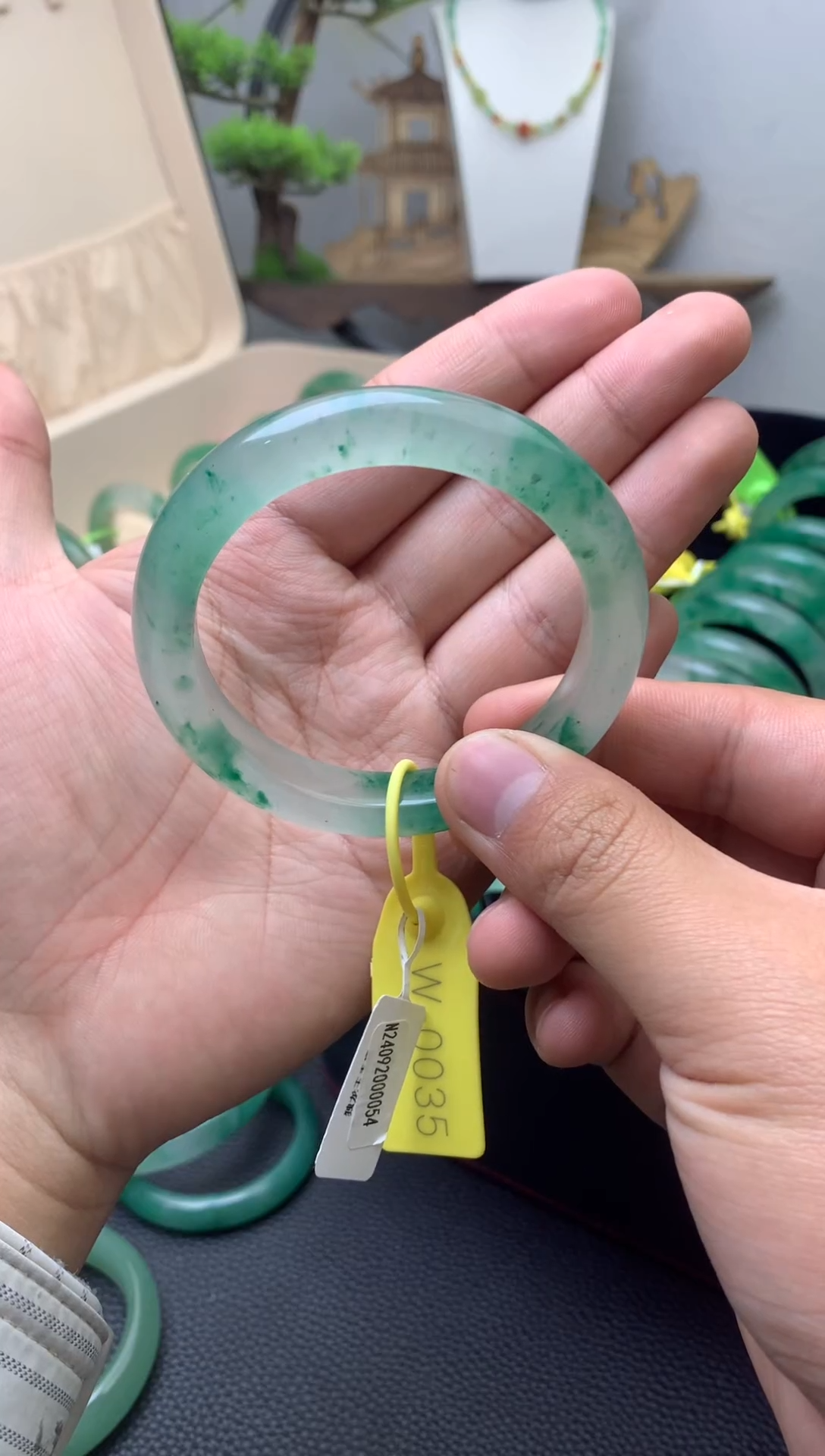 【闪购商品】石英质玉手镯未镶嵌5657非洲翠