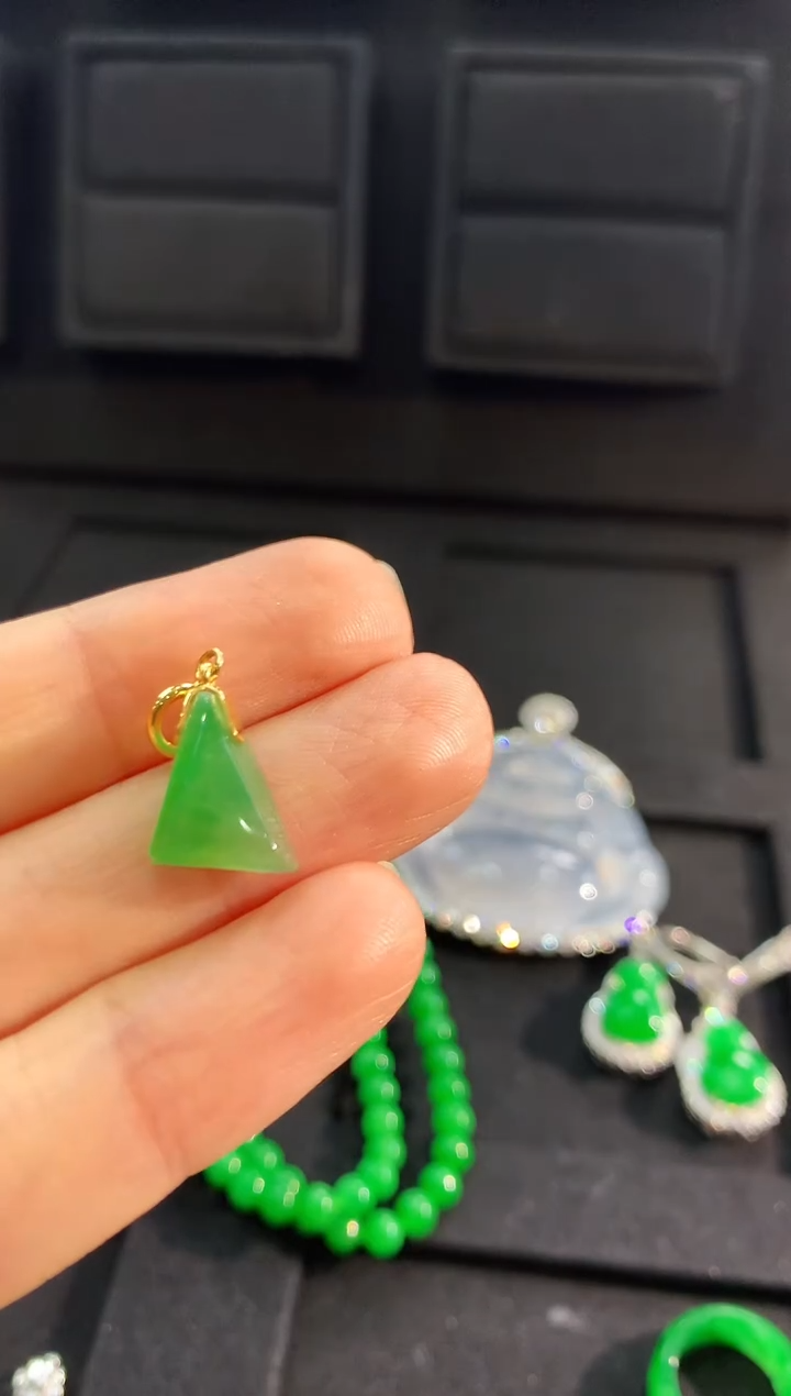 【闪购商品】翡翠吊坠(不含链)18K金镶嵌吊坠