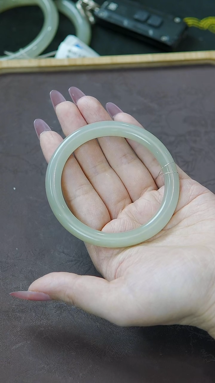 未镶嵌手镯和田玉54圈口 浅晴水圆条手镯