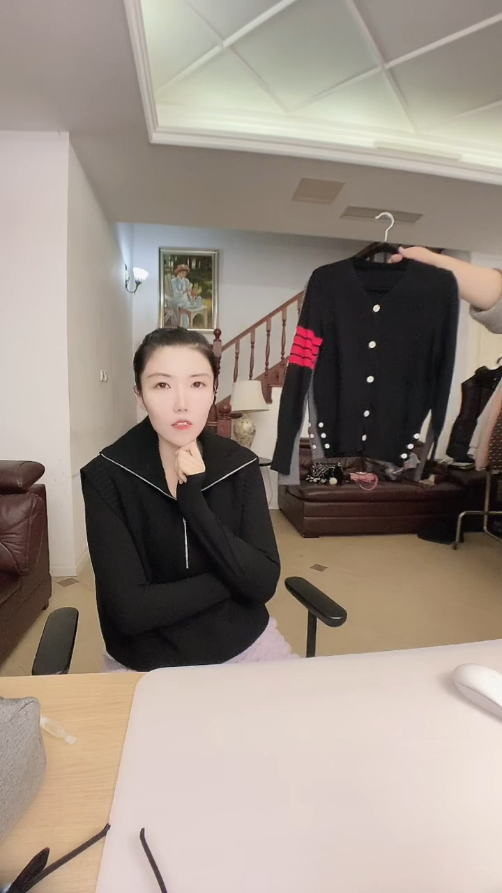 红条黑色开衫一件（小码）