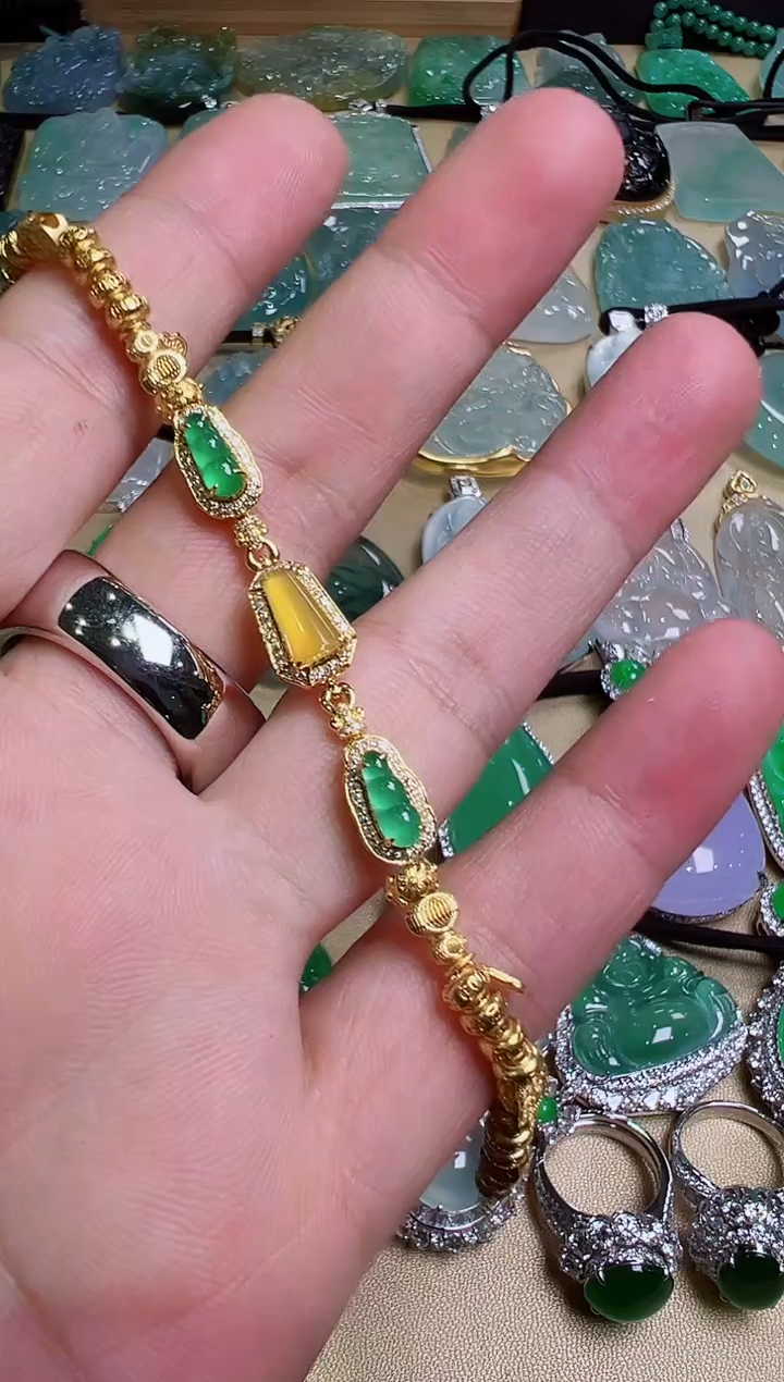 颈饰18K金镶嵌翡翠喵**~天然缅甸翡翠