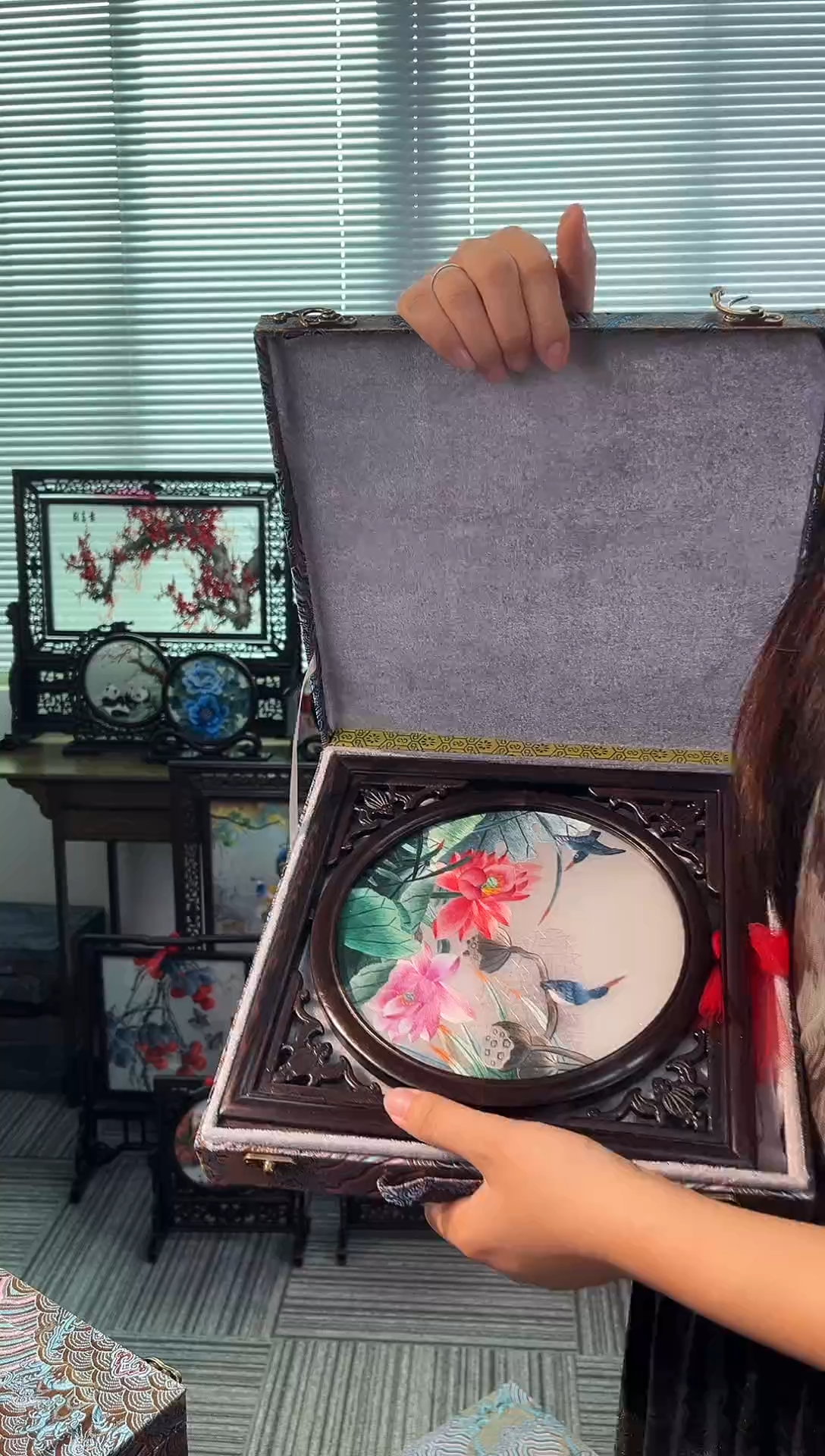 织绣以芊手扇摆台