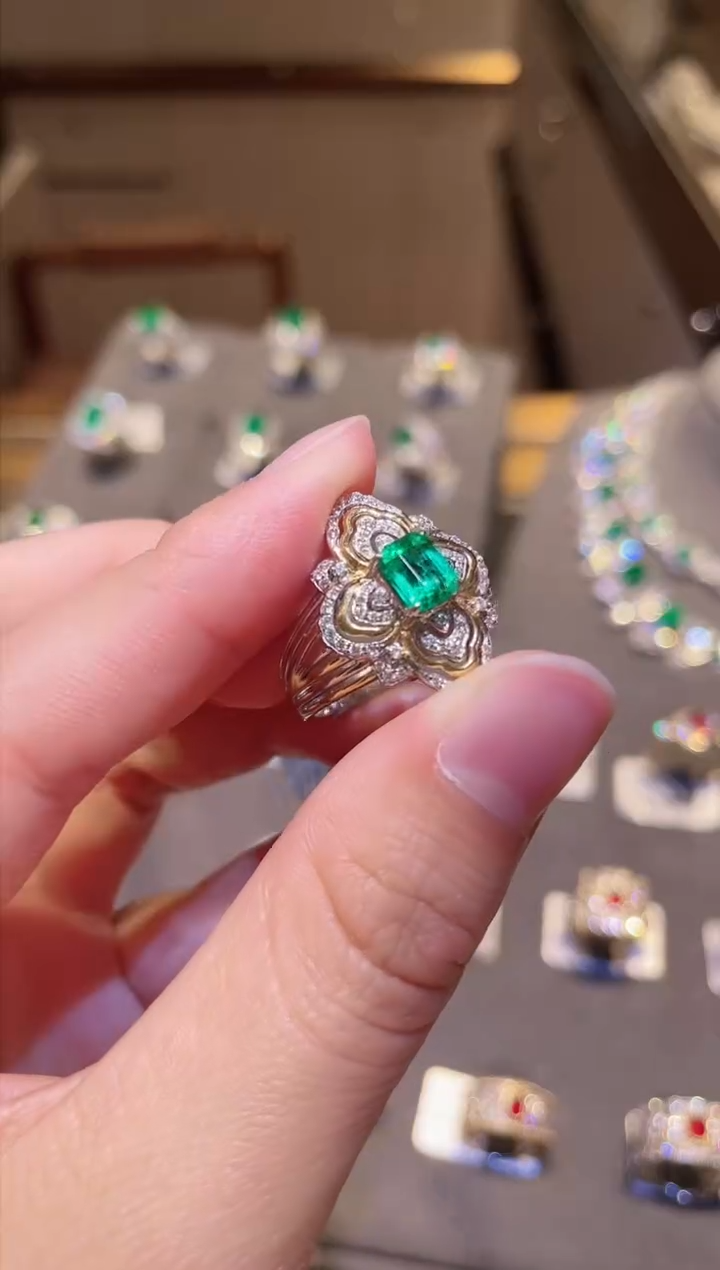 【闪购商品】祖母绿戒指18K金镶嵌0.85ct