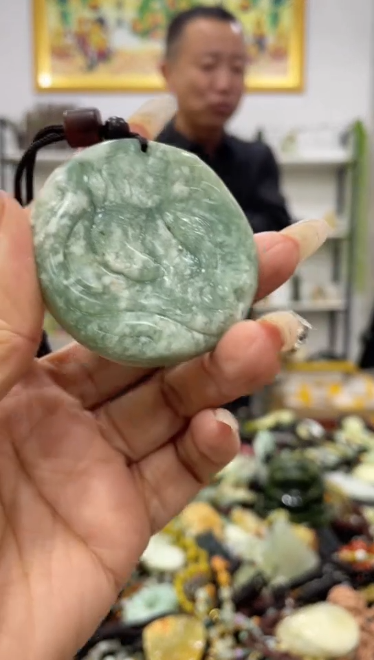 未镶嵌蛇纹石玉吊坠   