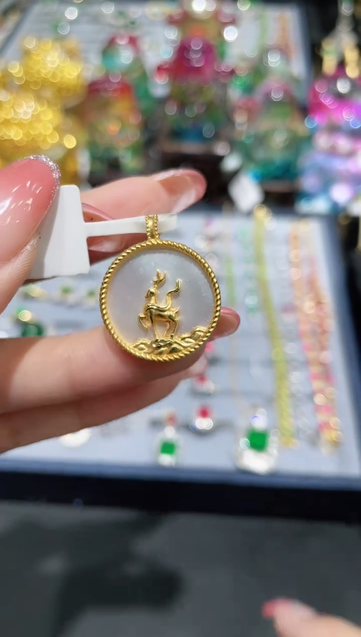 18K金镶嵌贝壳吊坠的 