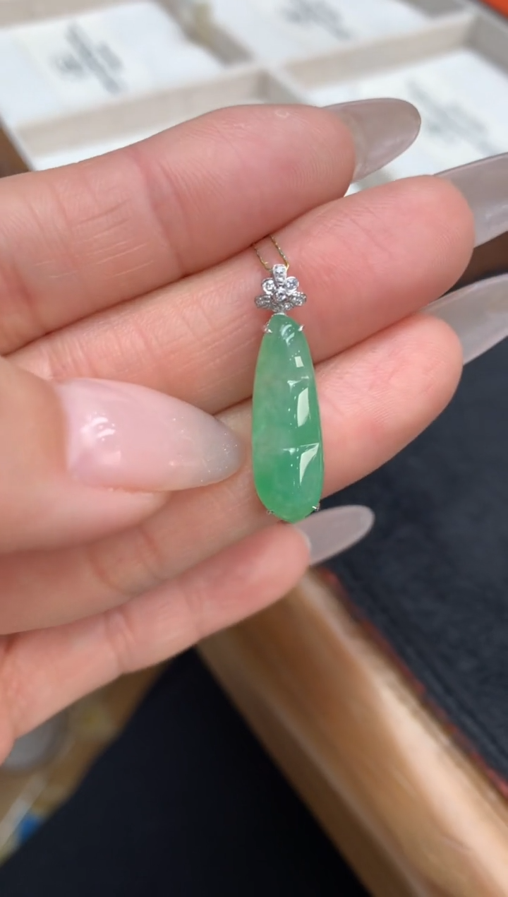 【闪购商品】翡翠颈饰18K金镶嵌福豆