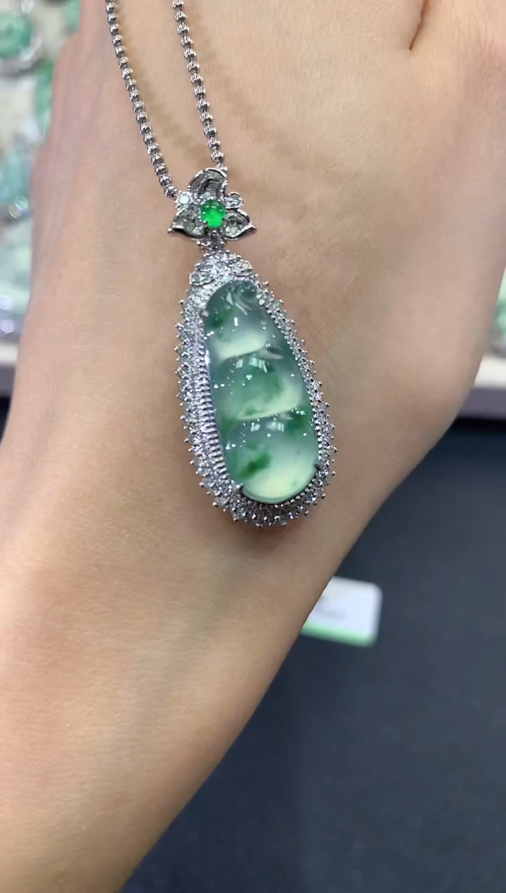 【闪购商品】翡翠吊坠(不含链)18K金镶嵌q56      