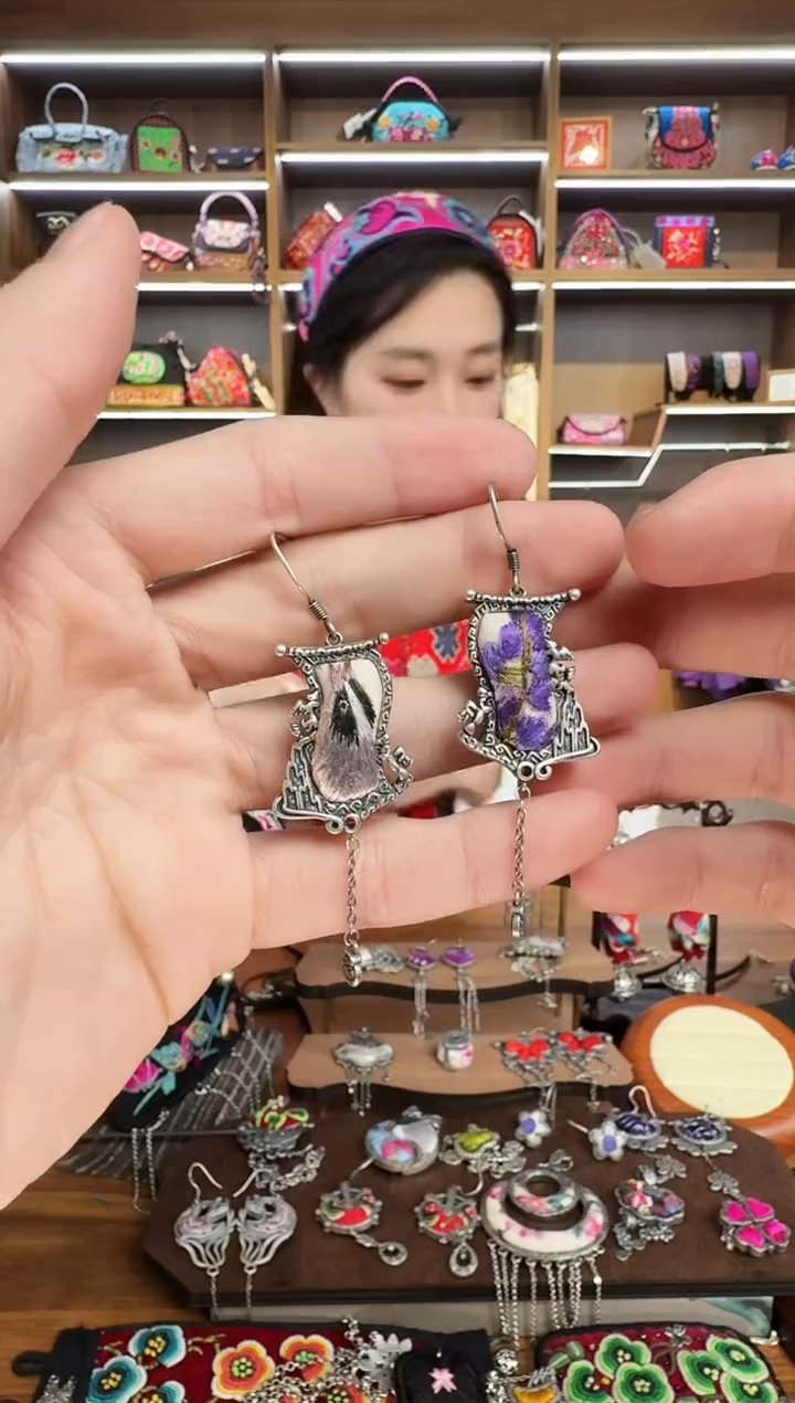 【闪购商品】织绣186蒙阿苏苗绣传承