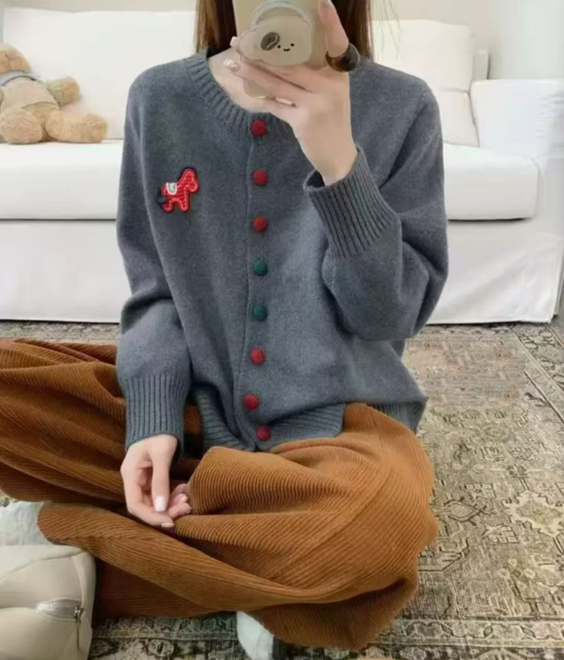 （大码针织女装）小马标刺绣爆款秋冬款女装包扣开衫女款长袖毛衣4