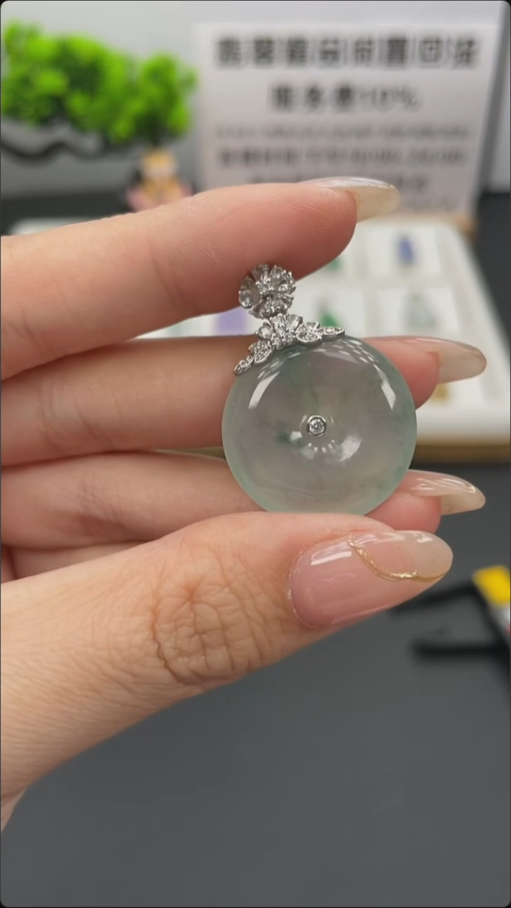 翡翠18K金镶嵌颈饰天然缅甸A货翡翠18k金镶嵌吊坠