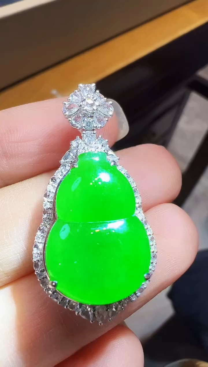 吊坠(不含链)18K金镶嵌翡翠葫芦