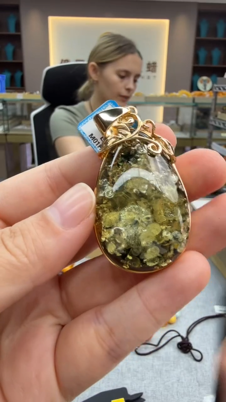 琥珀颈饰未镶嵌221秒拍号 假一罚三