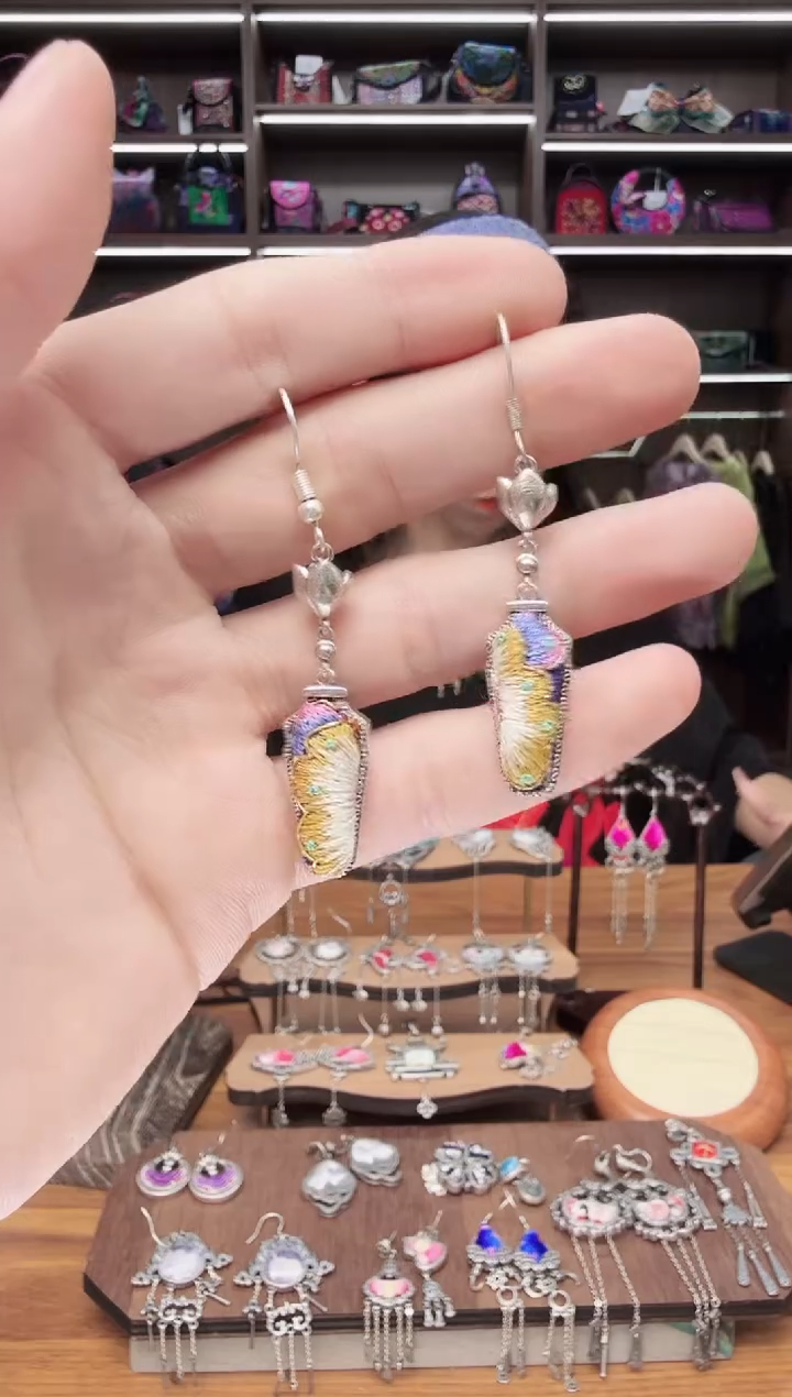 织绣189蒙阿苏苗绣传承店