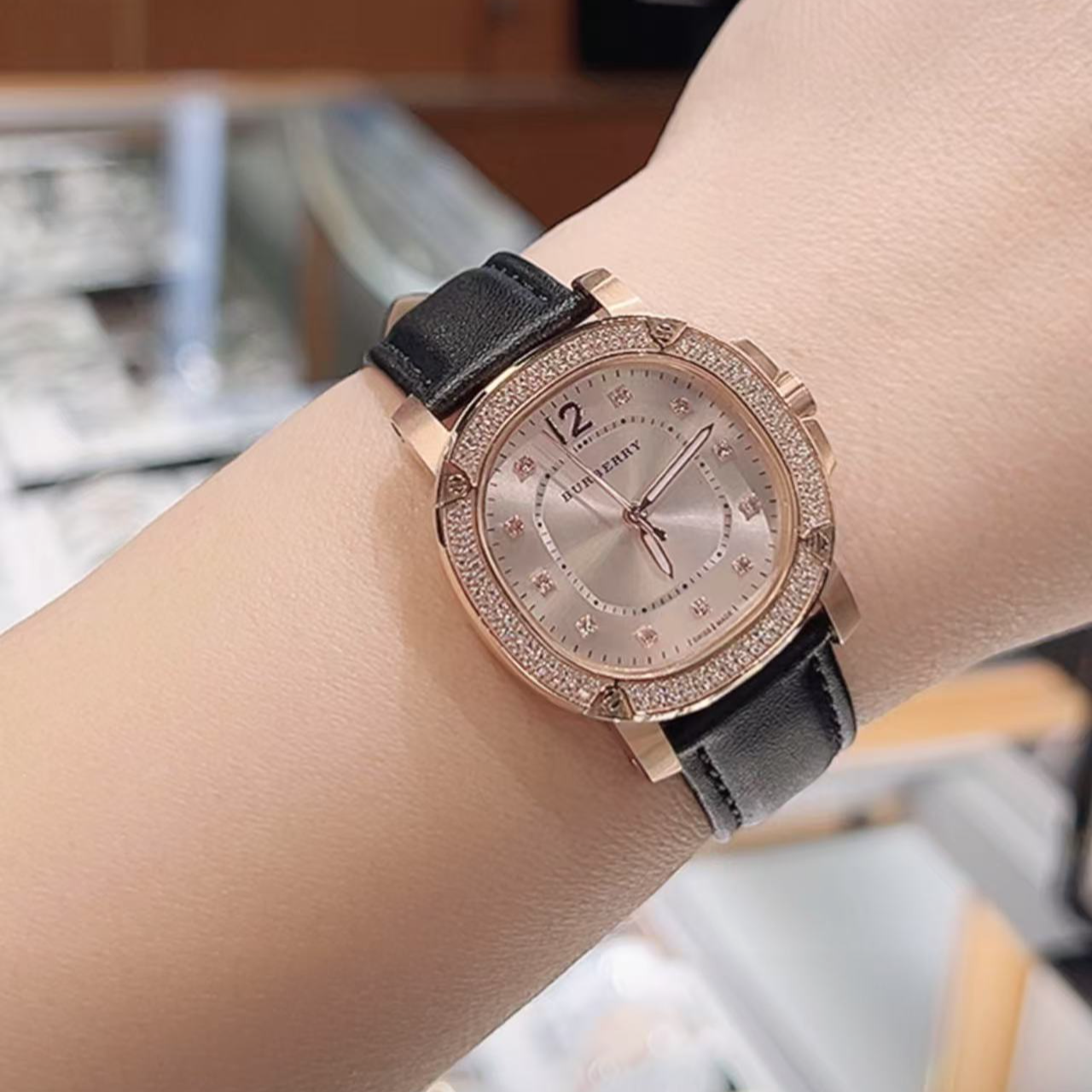 【娜姐专属】BURBERRY博柏利鹦鹉螺满钻黑色皮革34MM女表BBY1823